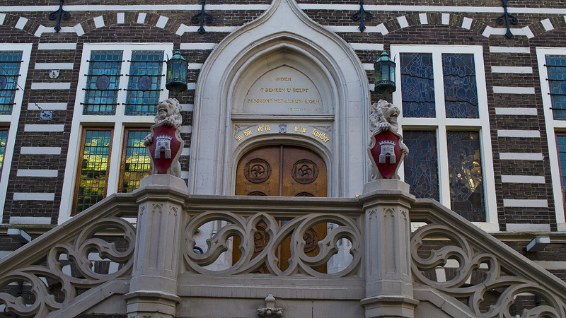 Ere-insigne in goud voor de heer Bos voor buitengewone schenking aan Stedelijk Museum