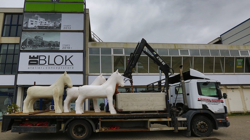 Kunstenaar David Bade beschildert live eerste kunstpaard voor Paardenparade