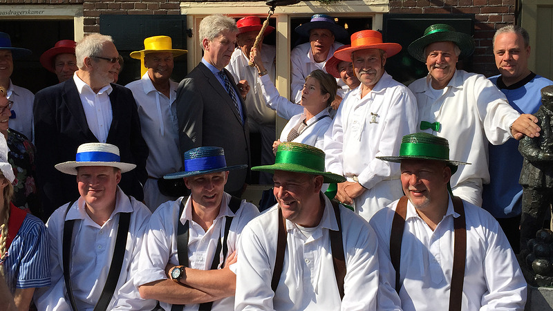 Beschermvrouwe Stichting Historisch Oudorp opent Alkmaarse kaasmarkt