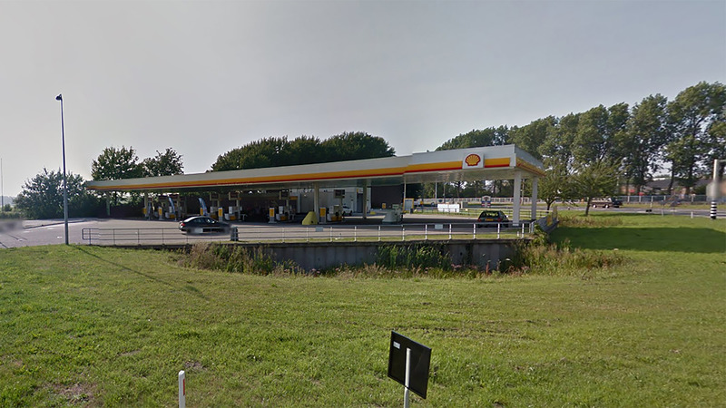 Bejaarde man woont in auto bij tankstation Kooimeer