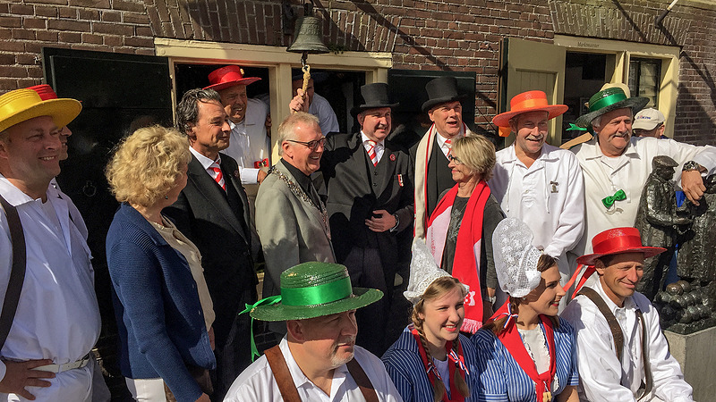 Voorzitter 8 October Vereeniging opent Alkmaarse kaasmarkt