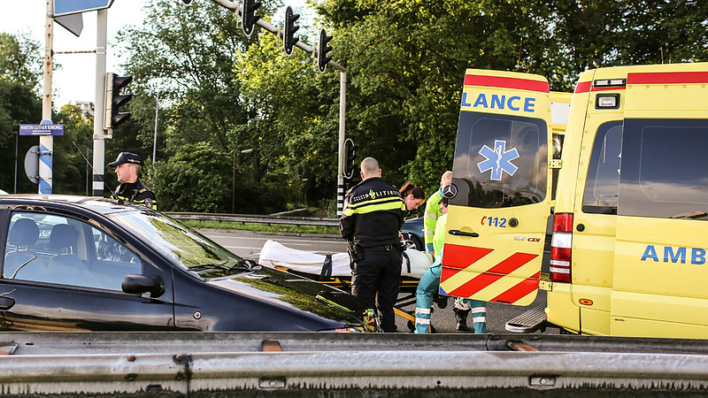 Vrachtwagen stopt niet op tijd: aanrijding op Martin Luther Kingweg