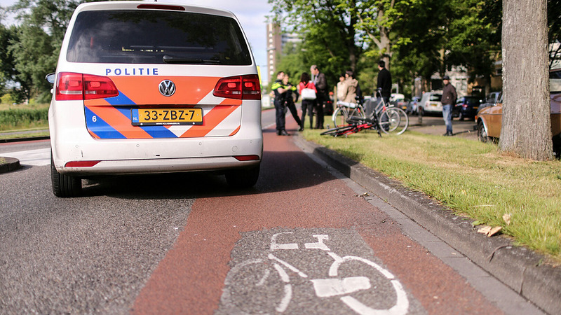 Fietser aangereden door auto op Van Ostadelaan