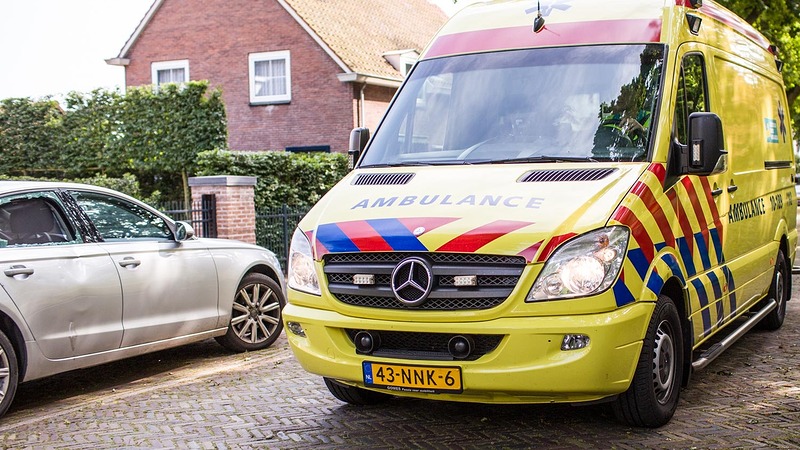Fietser rijdt tegen stilstaande auto op kruising Kennemerstraatweg