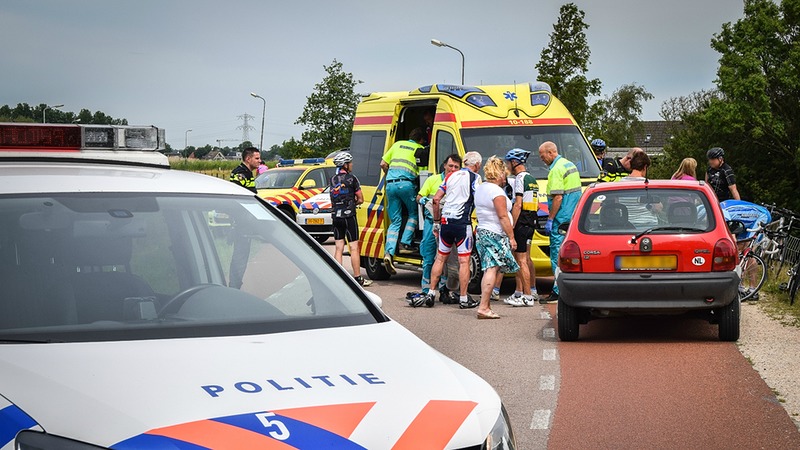 Groep wielrenners valt vanwege overstekende schildpad