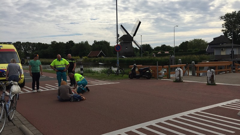 Aanrijding tussen fietser en scooterrijder bij Koedijkervlotbrug