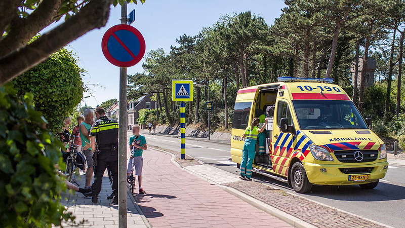 Fietser aangereden door scooter op Voorstraat in Egmond aan Zee