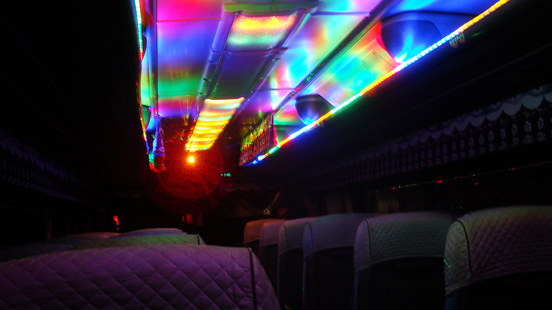 Bonkende discobus vast op Platte Stenenbrug