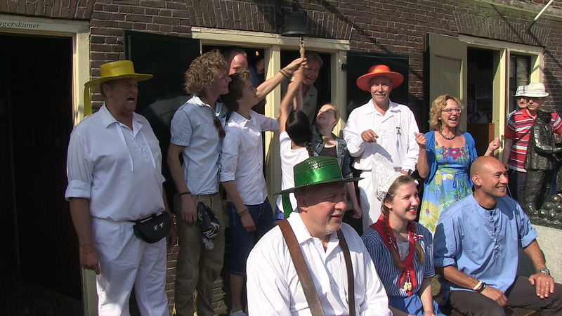 Kaasmarkt geopend door Alkmaarse Talenten Daphne Kouwets en Luuk Ransijn