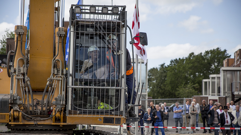 Verwijdering 'eerste steen' markeert einde eerste fase sloop Polderhof