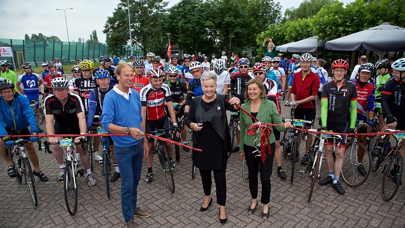 Wethouder Konijn geeft 'startschot' Ronde van de Westfriese Omringdijk