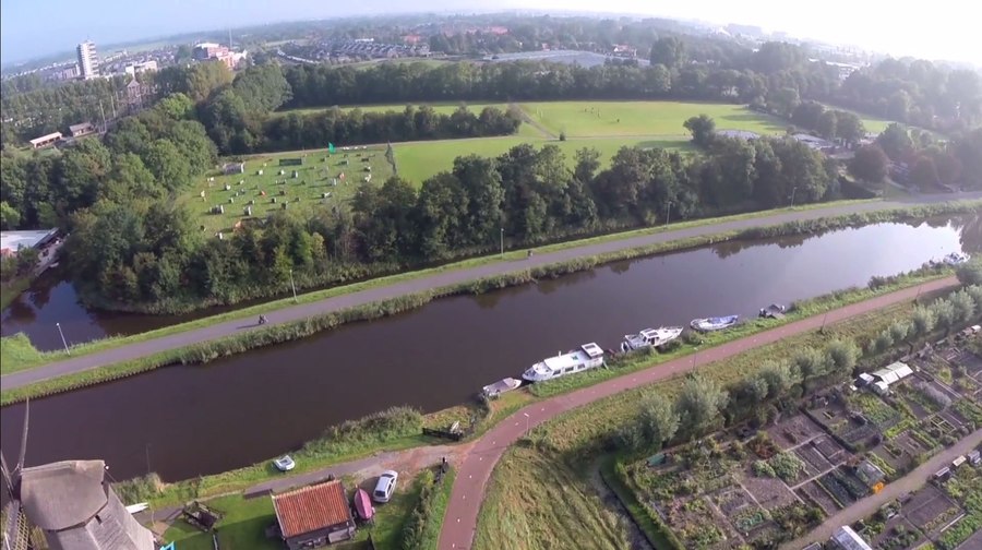 Molenstichting Alkmaar e.o. en BAS willen van illegaal liggende aftandse bootjes af