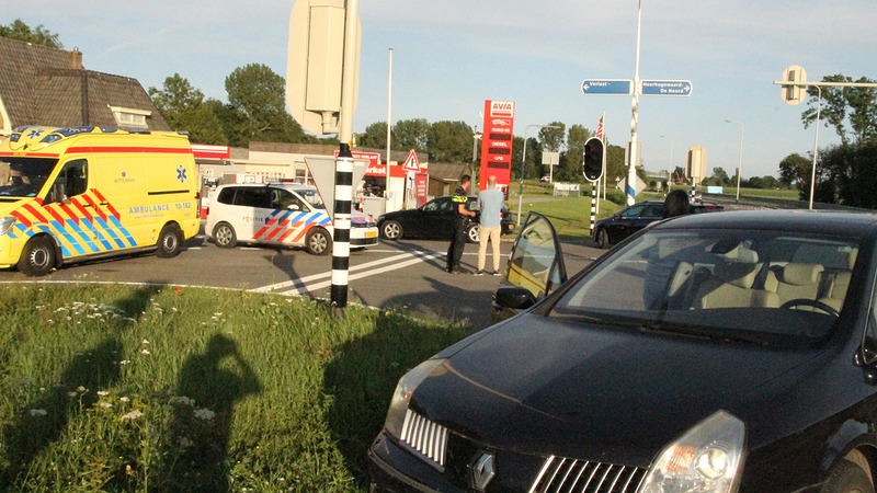 Auto door rood, scooterrijdster gewond bij botsing