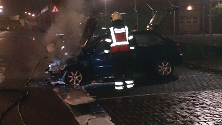 Auto na straatrace brandend achtergelaten (FOTO's)