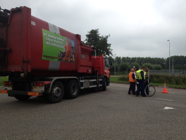 20130923 fietster vuilniswagen