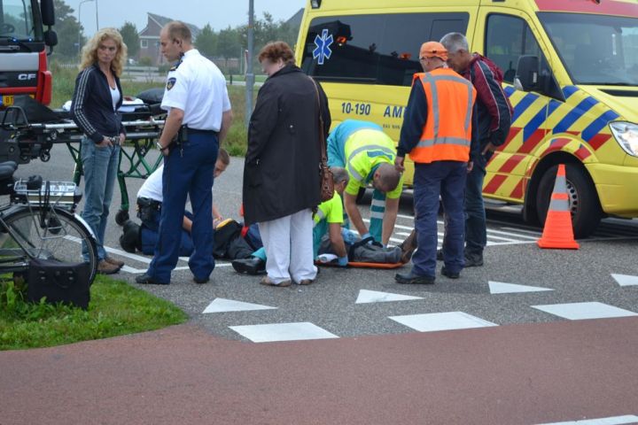 Aanrijding tussen bus en oudere fietsster in Stompetoren (FOTO)
