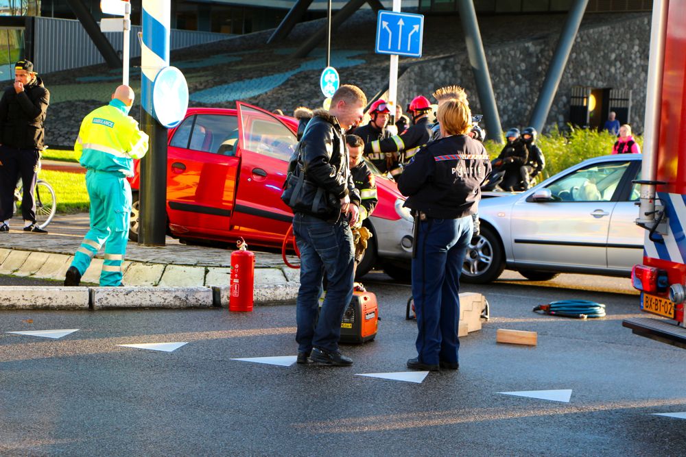 Papiercontainer Waarder handbalvereniging Tornado in vlammen (FOTO's)