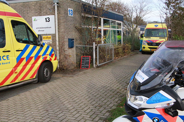 Man zakt door dak en komt met zijn hoofd op grond terecht (FOTO)