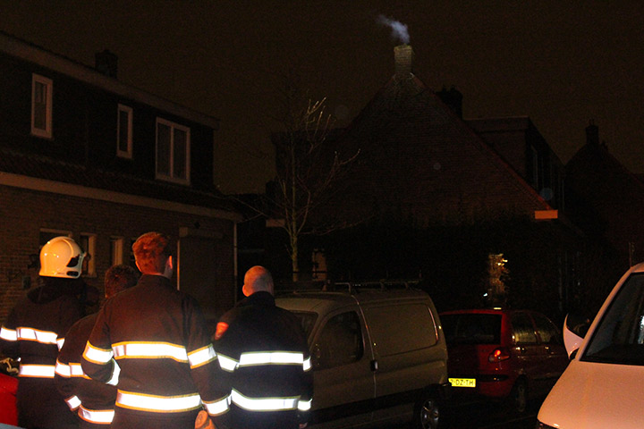 Bewoners Dahliastraat na verdachte rook door brandweer gewekt (FOTO's)