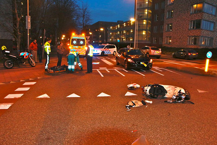 Bromfietsster ernstig gewond bij val (FOTO's)