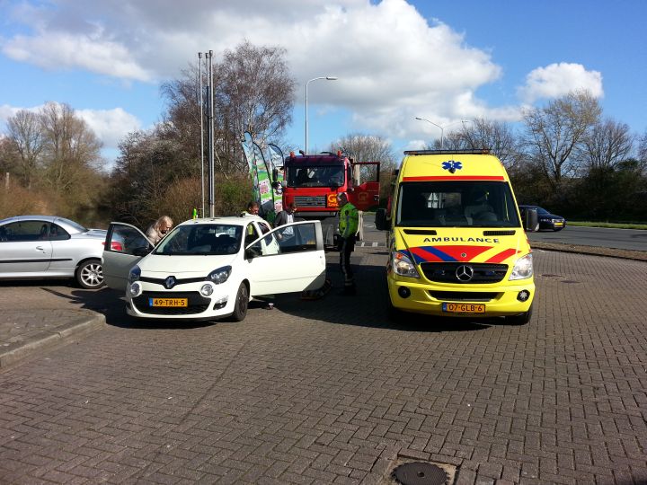 Vrachtwagen knalt op auto bij oranje licht (FOTO's)