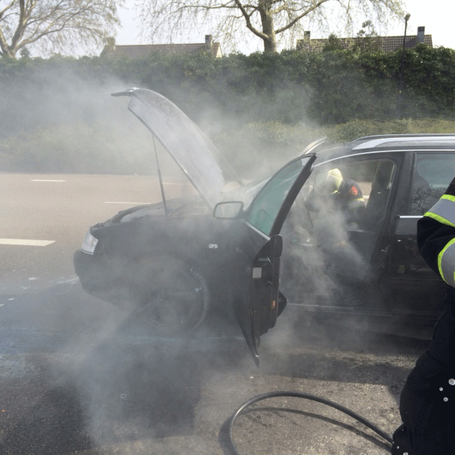 Auto vliegt op de weg spontaan in brand (FOTO's)