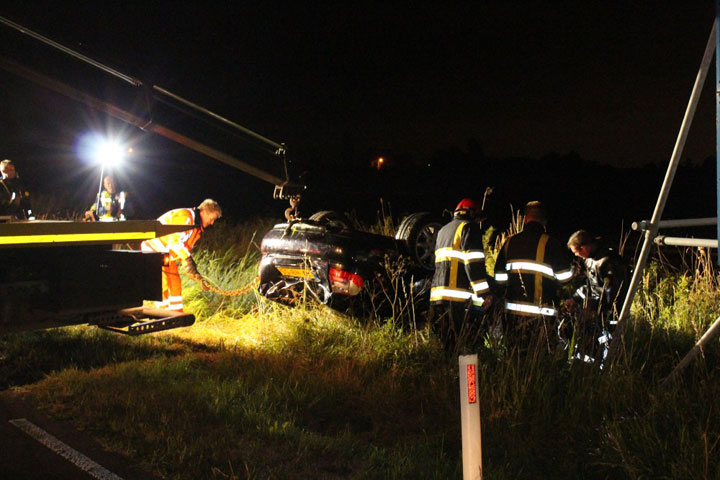 Auto in kanaal bij botsing op de N244 (FOTO's)