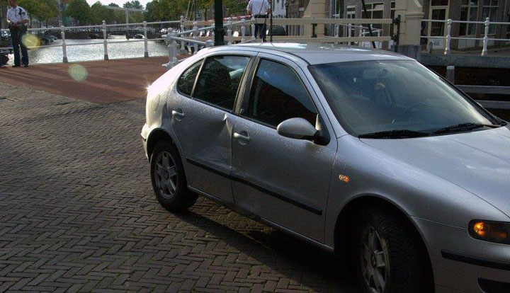 Scooterrijdster ernstig gewond bij aanrijding op Oudegracht (FOTO's)