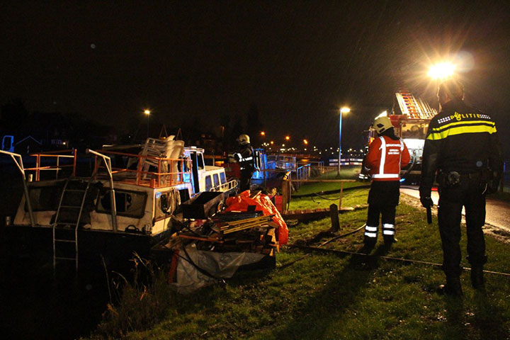 Aangemeerde boot brandt uit (FOTO's)