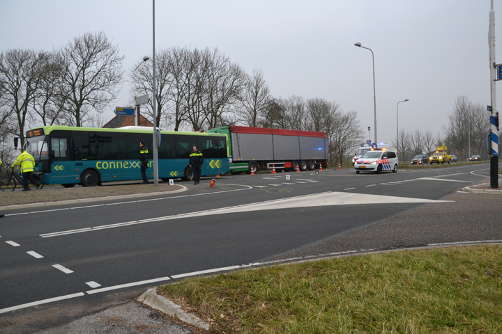 20150212 aanrijding bus en fietsster stompetoren