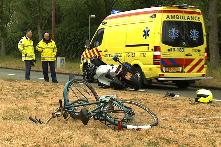 Fietster (14) gewond bij aanrijding op oversteekplaats (FOTO's)