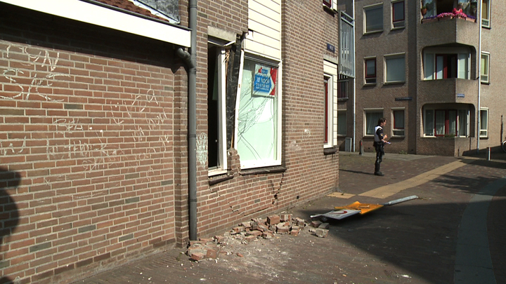 Vrachtwagen ramt gevel woonhuis: baby komt met schrik vrij