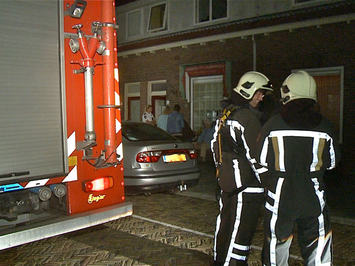 Brandweer rukt uit voor kat in dakgoot (FOTO's)