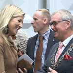 Meisje steekt snel nog over en wordt geschept (FOTO's)