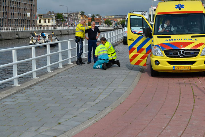 Wielrenner komt ten val bij Friesebrug (FOTO's)