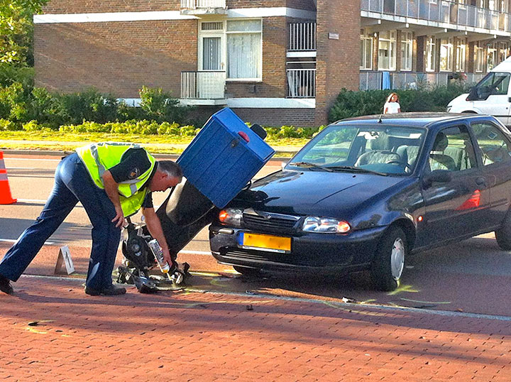 Afslaande automobilist ziet pizzabezorger over het hoofd (FOTO)