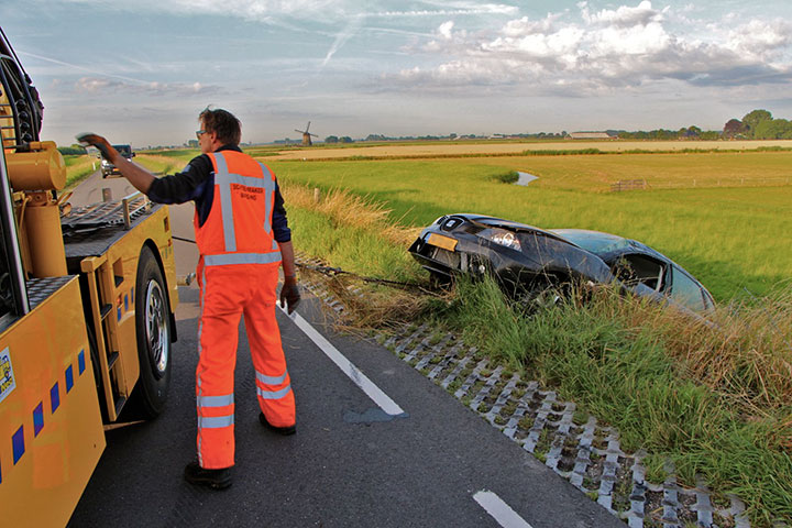 Auto over de kop na abrupte stuurcorrectie (FOTO)
