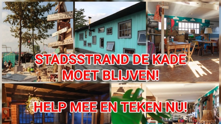 Buitenruimte van een strandbar met houten tafels, stoelen en hoge krukken, omgeven door palmbomen en parasols. De vloer is bedekt met zand, en verschillende planten staan in potten. Op de achtergrond zijn kleurige gebouwen en een blauwe lucht met wolken te zien.