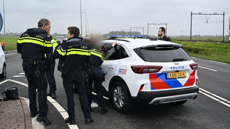 Een oranje Audi en een witte Mercedes bestelwagen zijn betrokken bij een aanrijding op een kruispunt.