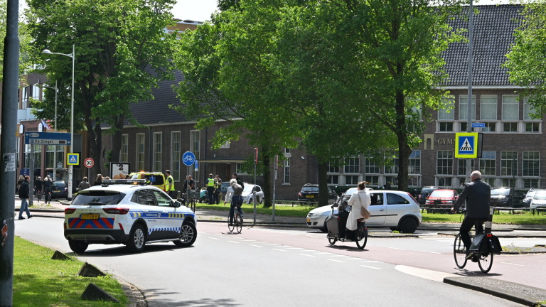 Auto met aanzienlijke schade aan de voorkant, met gebarsten en gedeukte bumper.