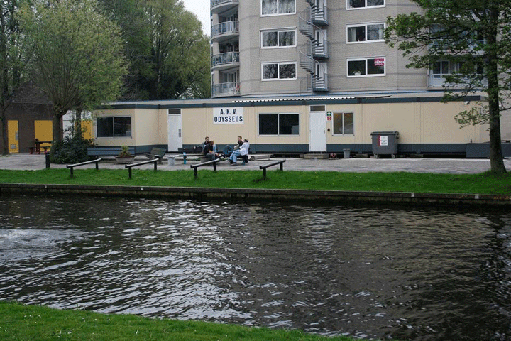 Automobilist rijdt kanaal in bij de Huygendijk (FOTO)