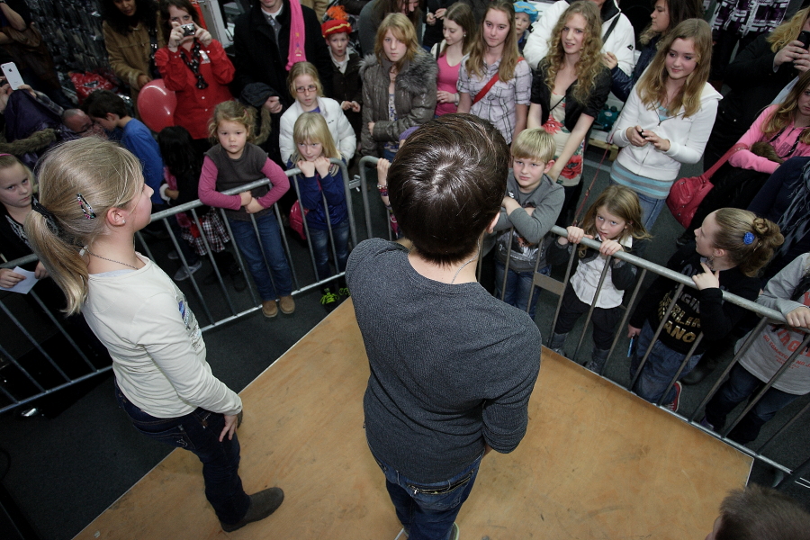 Ralph Mackenbach zingt en signeert in Mediamarkt (FOTO's)