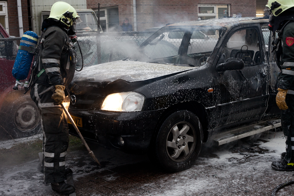 Gloednieuwe auto in vlammen op in Henegouwenstraat (FOTO)
