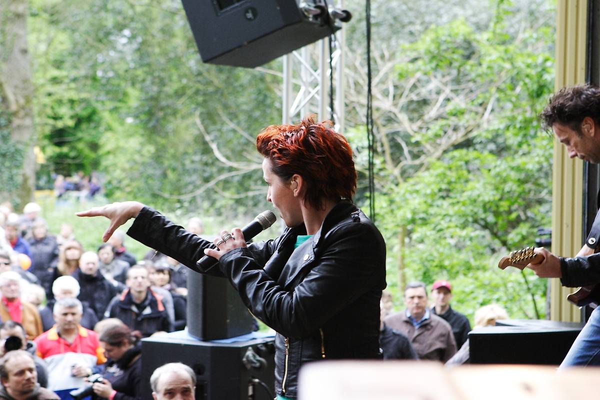 Bevrijdingsfestival in Alkmaarderhout ondanks het weer goed bezocht (FOTO's)