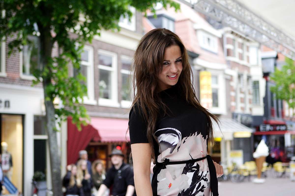 Enige echte Alkmaarse Miss luidt bel Kaasmarkt (FOTO's)
