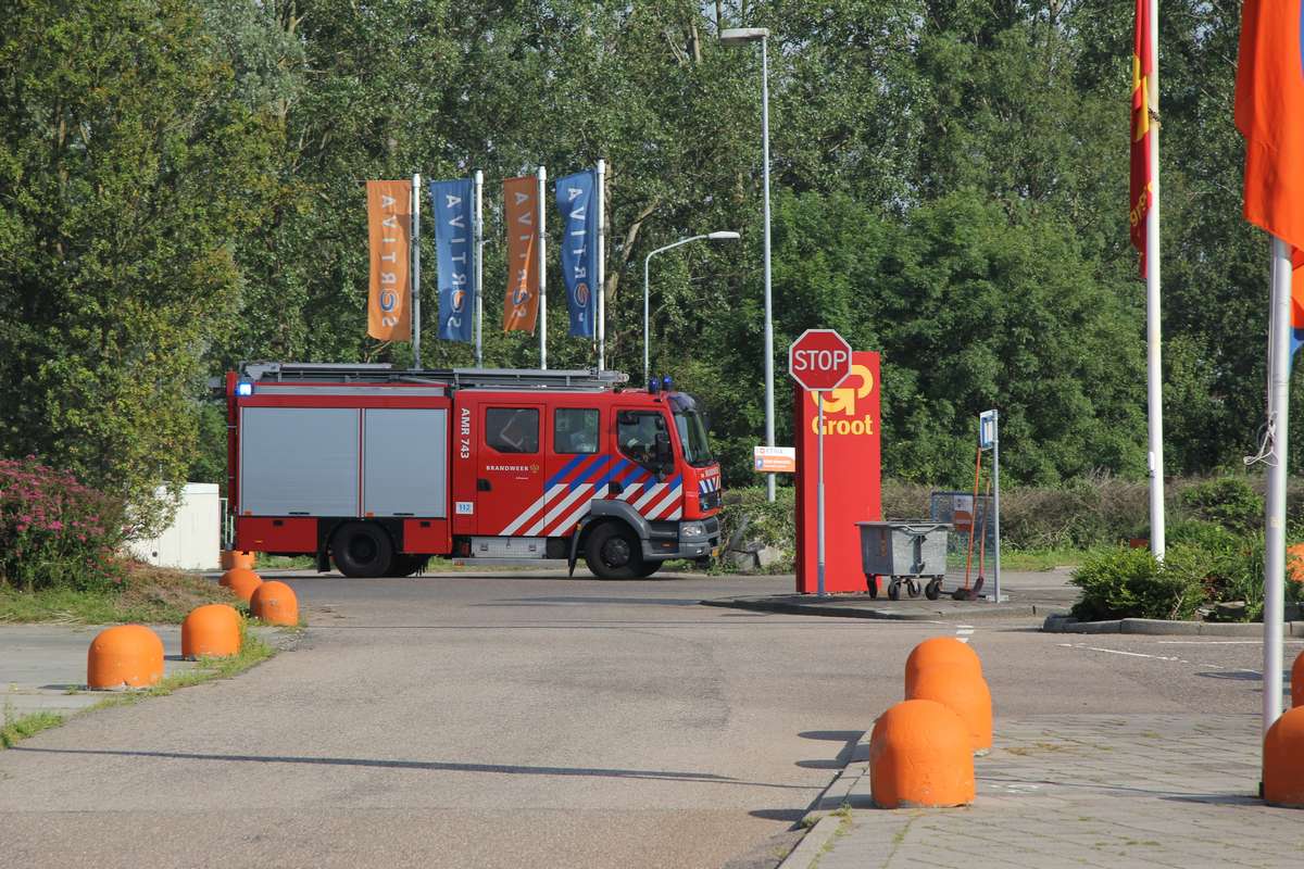 Brandweer rukt uit voor broeiend bedrijfsafval (FOTO's)