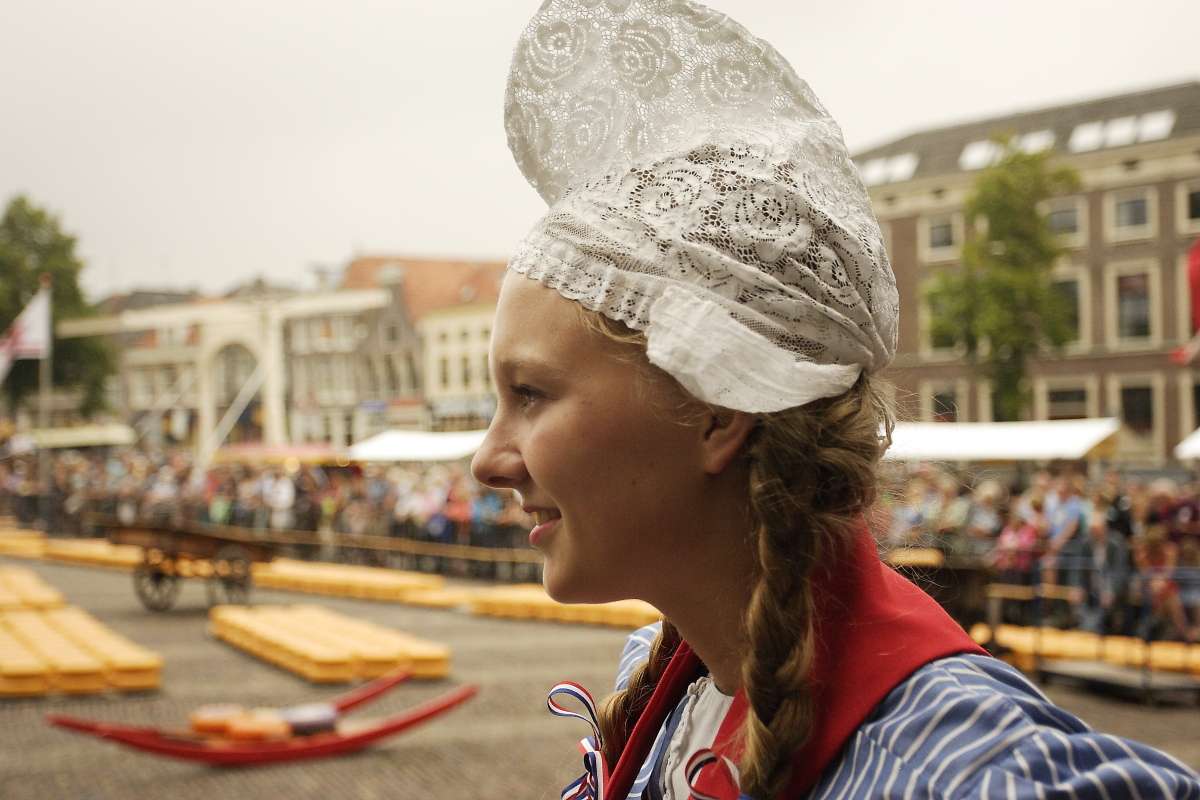 Vastgoedmanager supermarktketen luidt bel kaasmarkt (FOTO's)