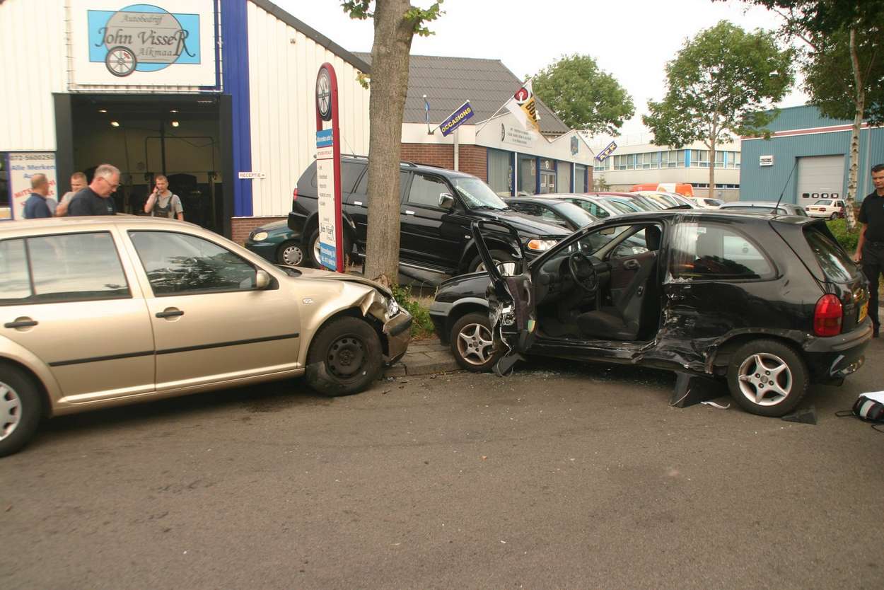 Man bekneld in auto (FOTO's)