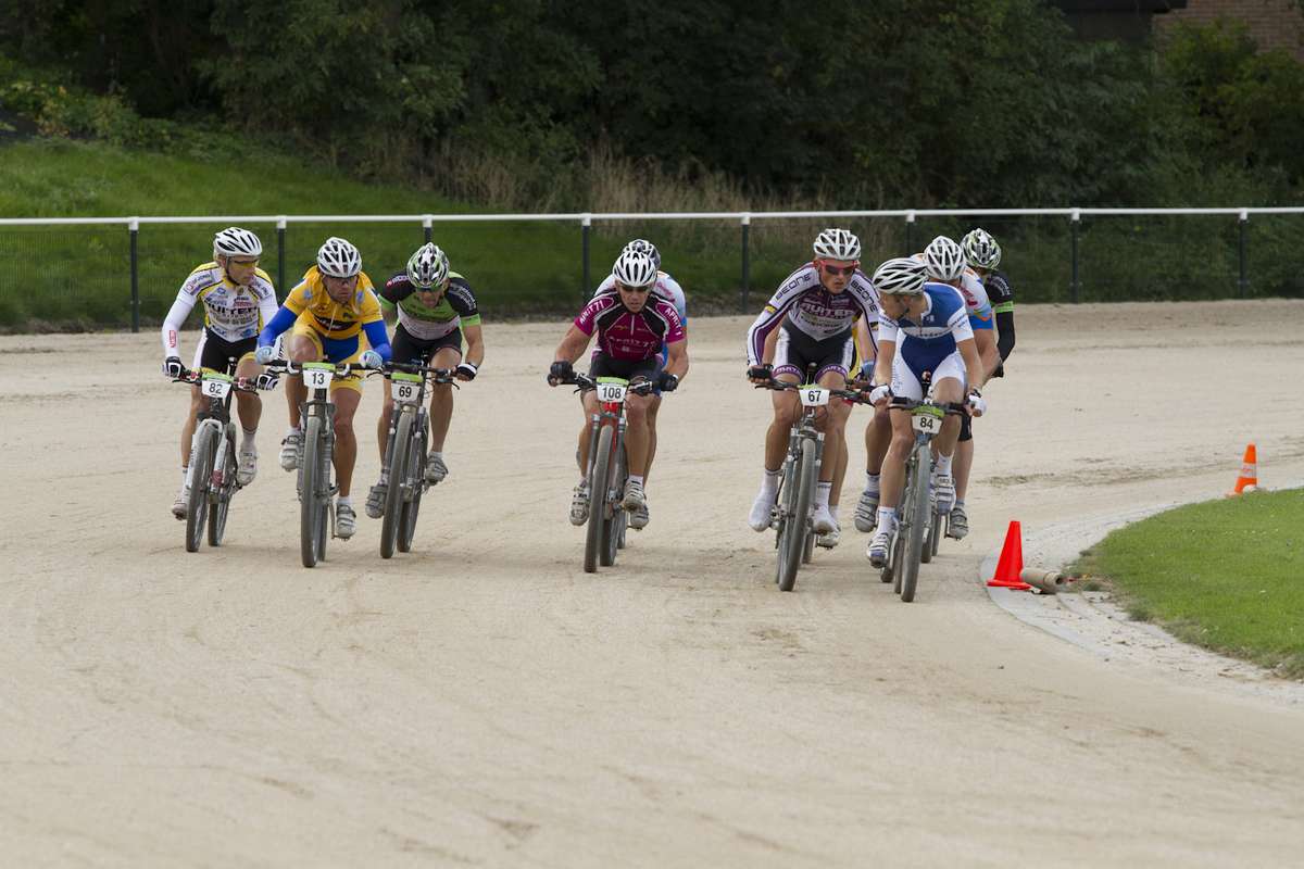 MTB-er strijdt tegen paard tijdens druk bezocht Drafbike (FOTO's)