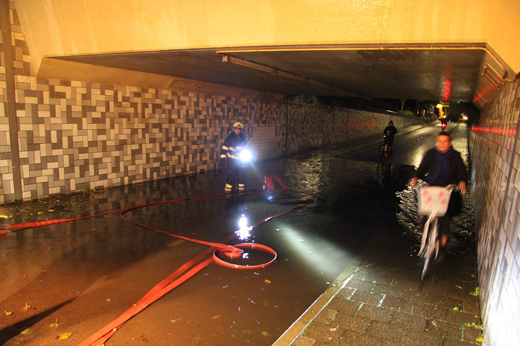 Fietster aangereden door vuilniswagen in de Boekelermeer (FOTO)